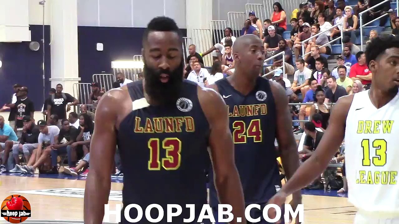 Accusé de flopping, James Harden s'embrouille avec un spectateur !