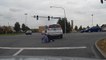 Une femme chute en voulant remonter dans sa voiture à une intersection