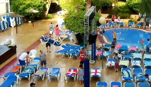 Voilà comment se comportent des touristes anglais au bord d'une piscine