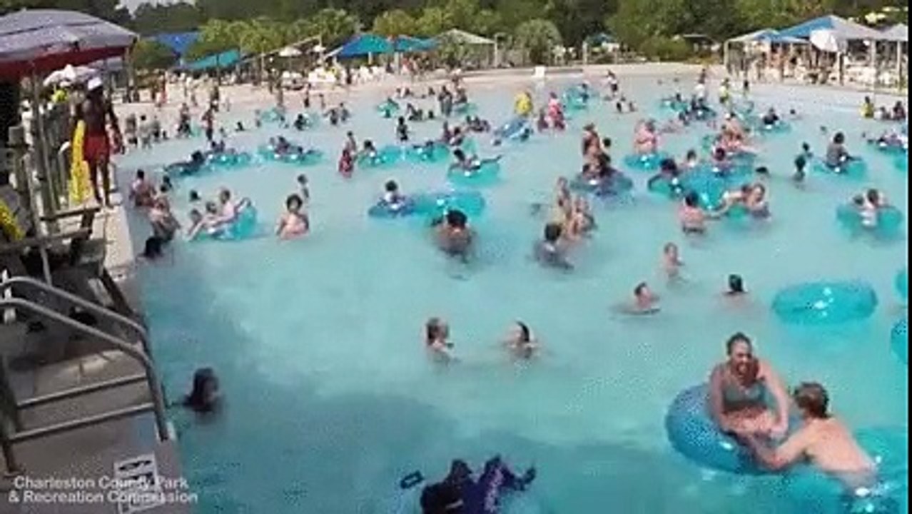 Un maître-nageur qui sauve un enfant qui est en train de se noyer.