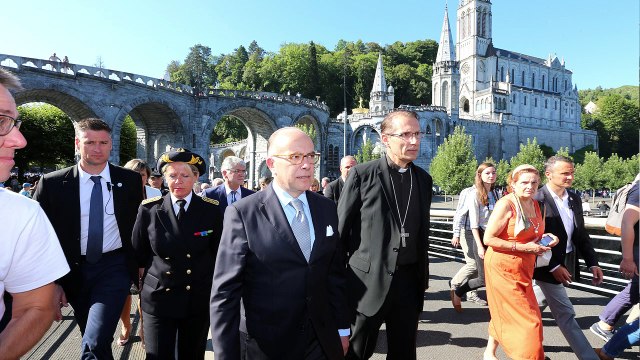 Le ministre Bernard Cazeneuve inspecte la sécurité des sanctuaires de Lourdes