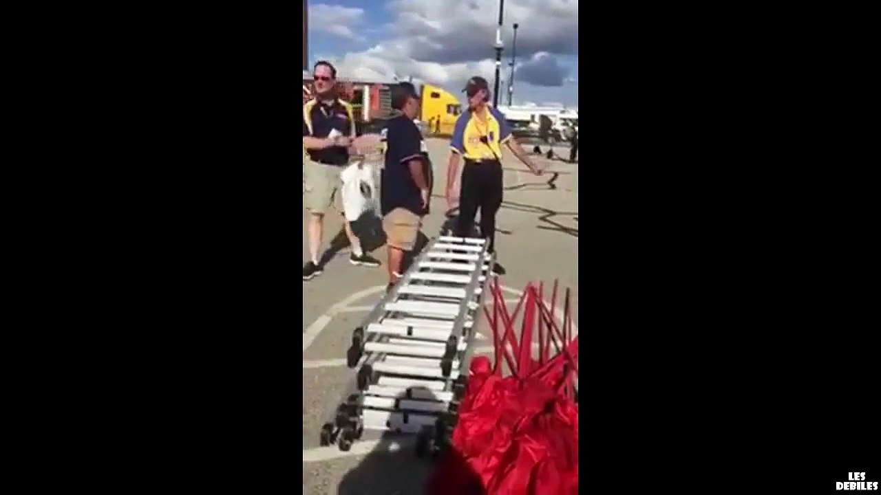Un maigrichon attaque un gros