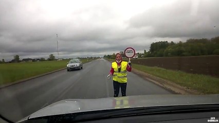 Elle danse pendant qu'elle fait la circulation