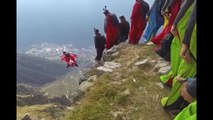 15 hommes sautent d'une falaise et planent comme des oiseaux !