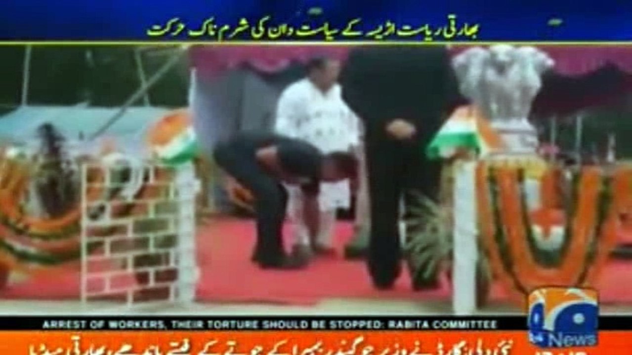 Odisha - Minister makes PSO open sandal straps, says "I am the VIP"