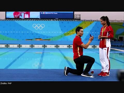 Chinka zdobyła srebrny medal i narzeczony oświadcza sie na basenie.