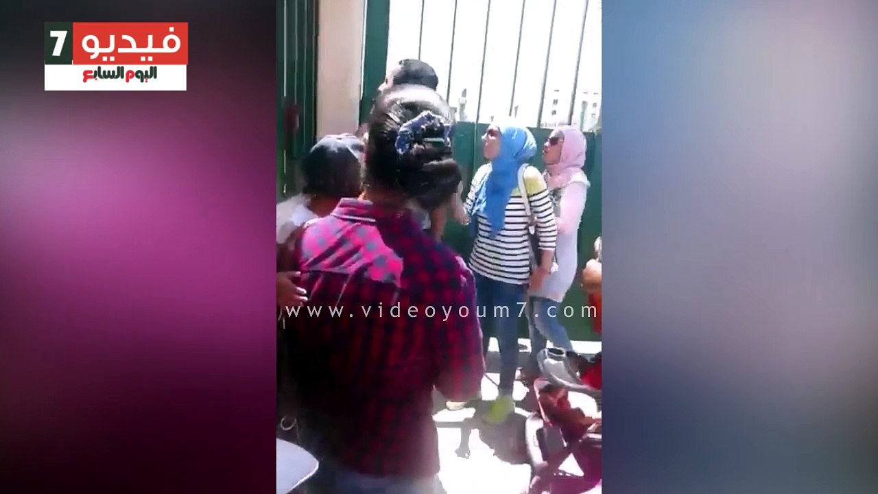 تجمهر أولياء أمور طلبة الابتدائية أمام مبنى محافظة البحر الأحمر