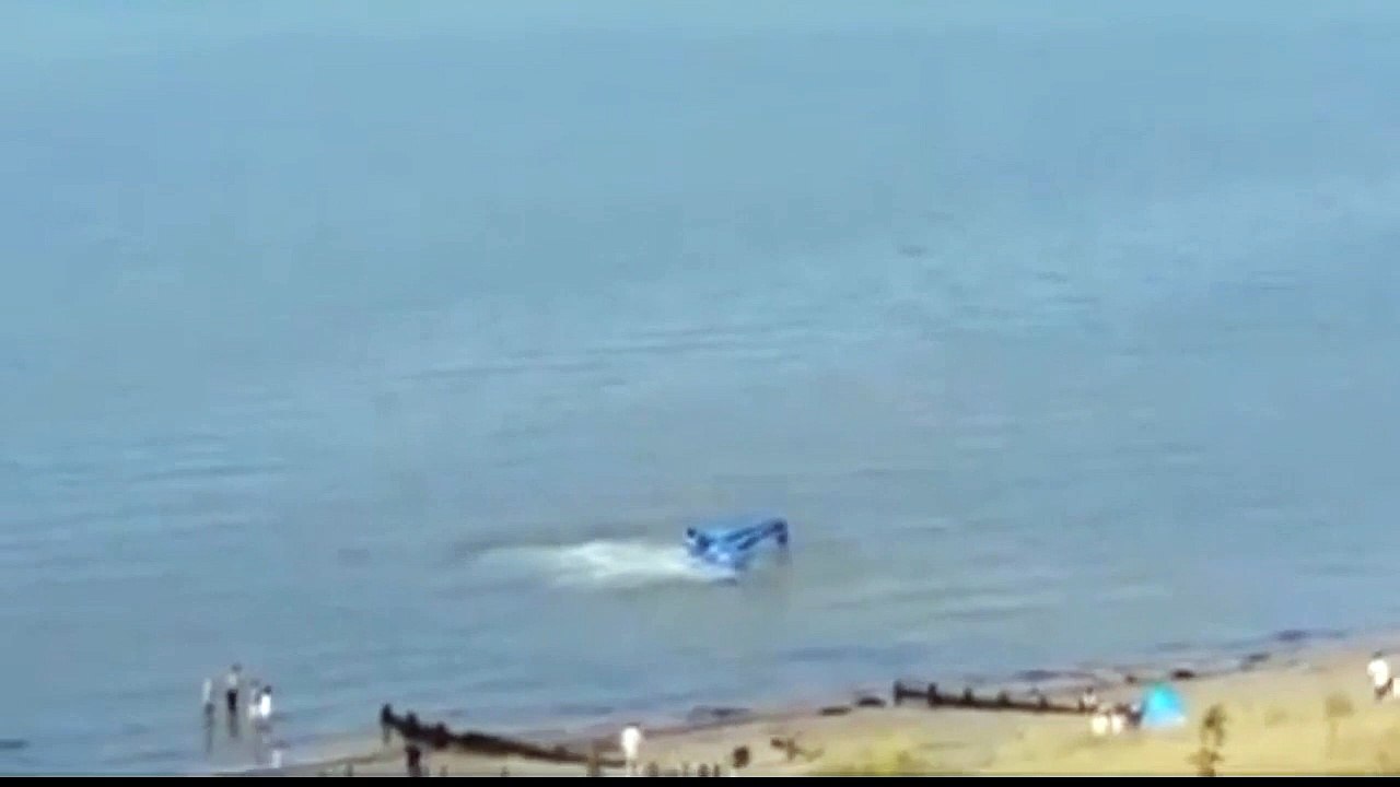 Un avion se crashe et des baigneurs portent secours au pilote