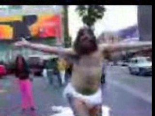 è pericoloso ballare in mezzo alla strada!!!