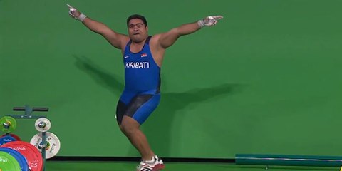 L'haltérophile David Katoatau improvise une danse aux JO de Rio