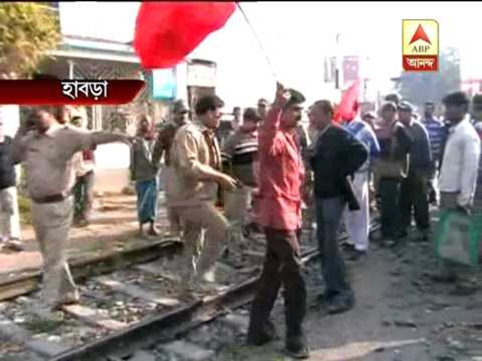 Police arrest Bandh supporters as they blocked train at Habra station