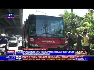 TransJakarta Tabrak Lima Mobil di Jalan Ahmad Yani