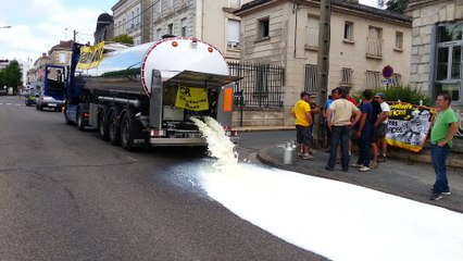 Marmande : la Coordination rurale a deversé 27000 litres de lait dans les rues
