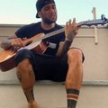 Mira a Dani Alves cantando un tema de Chino y Nacho