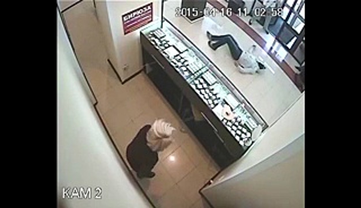 Un braqueur fait face à un champion de Taekwondo dans une bijouterie