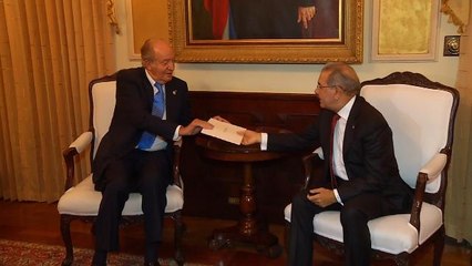 El rey Juan Carlos viaja a España tras asistir a investidura de Danilo Medina