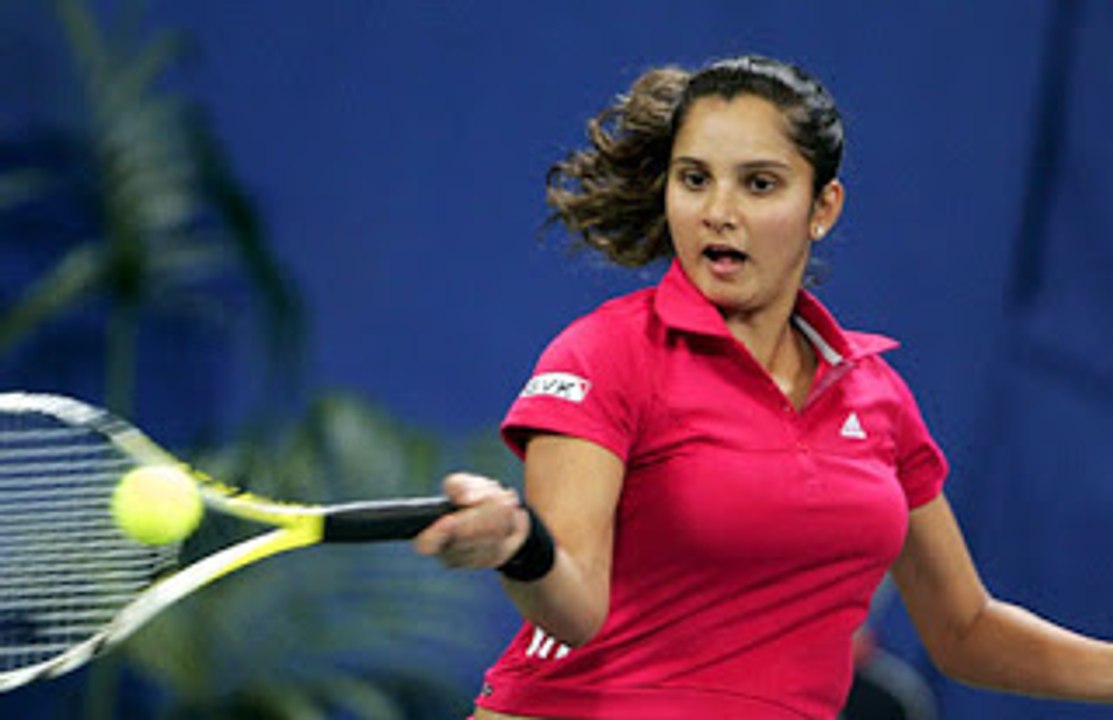 Sania Mirza out of control without shirt-Must Watch