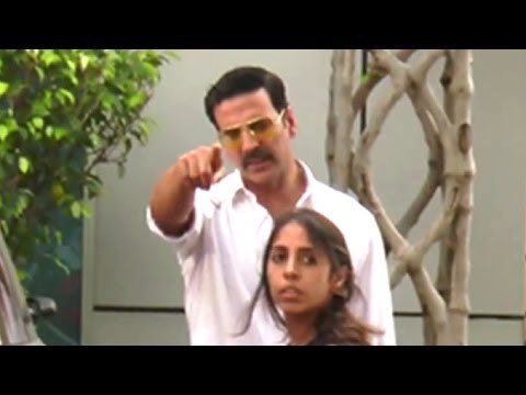 ANGRY Akshay Kumar Warns Reporters To Stop Shooting At Airport