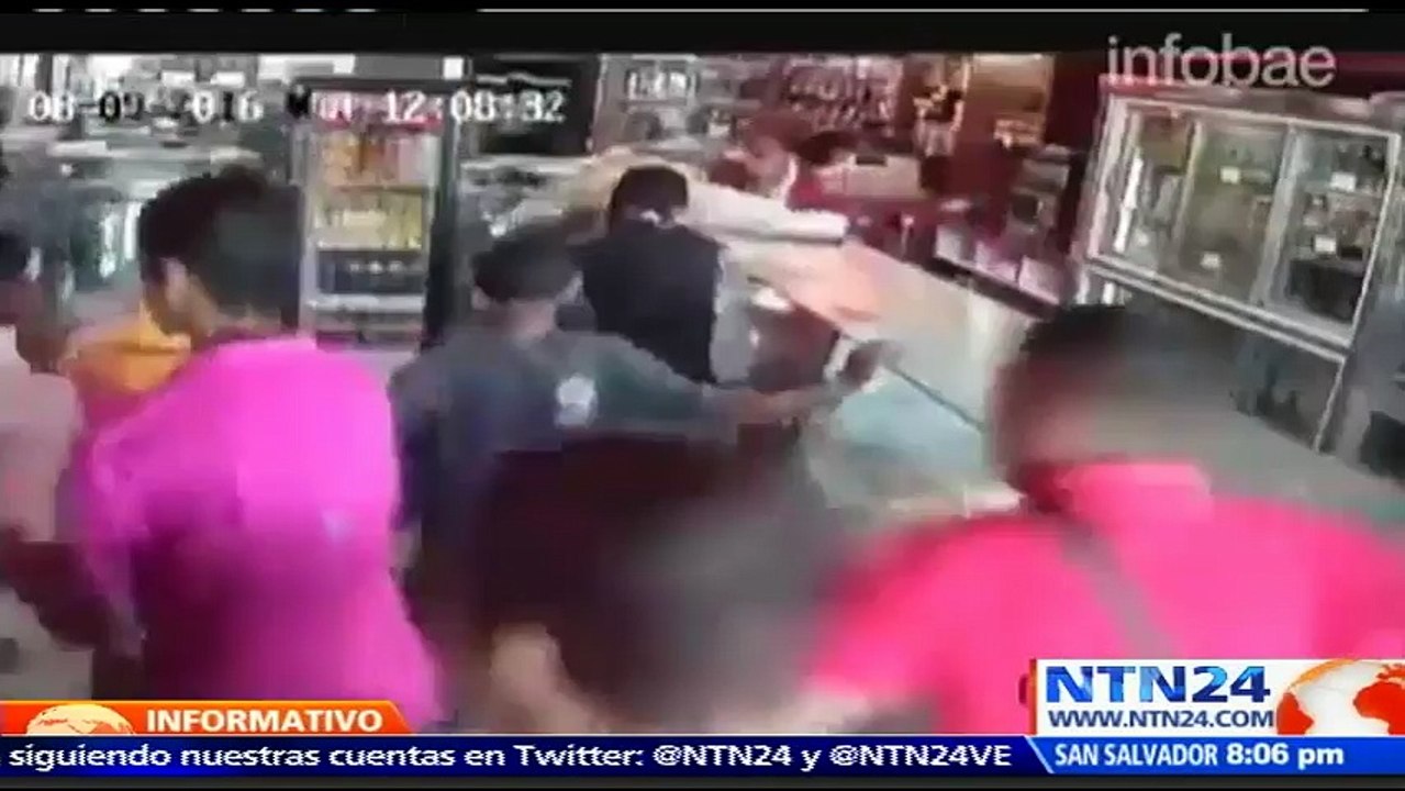 Decenas de mujeres y hombres saquean panadería en Venezuela