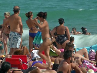 Valls "soutient" les maires ayant interdit le "burkini"