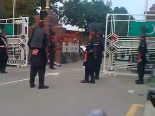 Indian Soldier Embarrassed by Pakistan Jawan