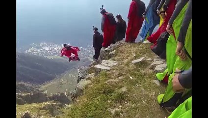 15 hommes-oiseaux se jettent d’une falaise et planent entre les montages