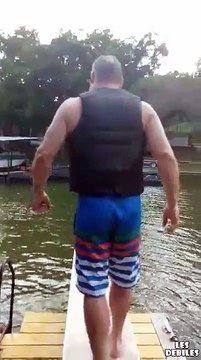 Régis teste le plongeoir de son cousin