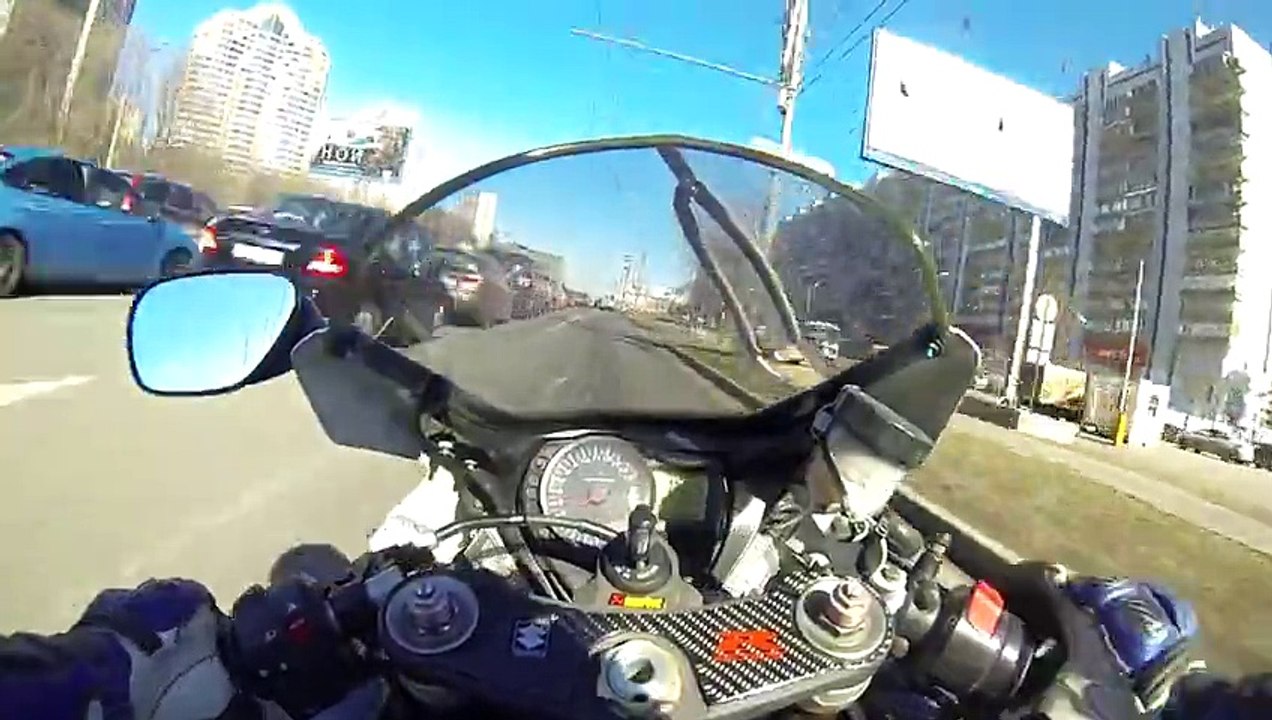 Ce motard inconscient remonte une file à 150 kmh et se crashe !