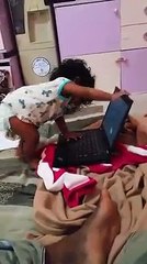 லேப்டாப் மீது 8 மாத குழந்தை பைத்தியம் - 8 Month child crazy on Laptop