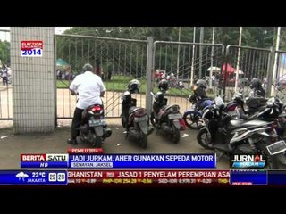 Kang Aher ke Stadion GBK Naik Sepeda Motor