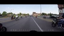 Un motard fait le beau en roulant sur le trottoir.. Et va le payer cher !