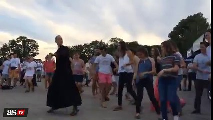 ¡Zumba con sotana! El párroco que inventó el baile del verano
