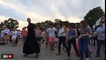 ¡Zumba con sotana! El párroco que inventó el baile del verano