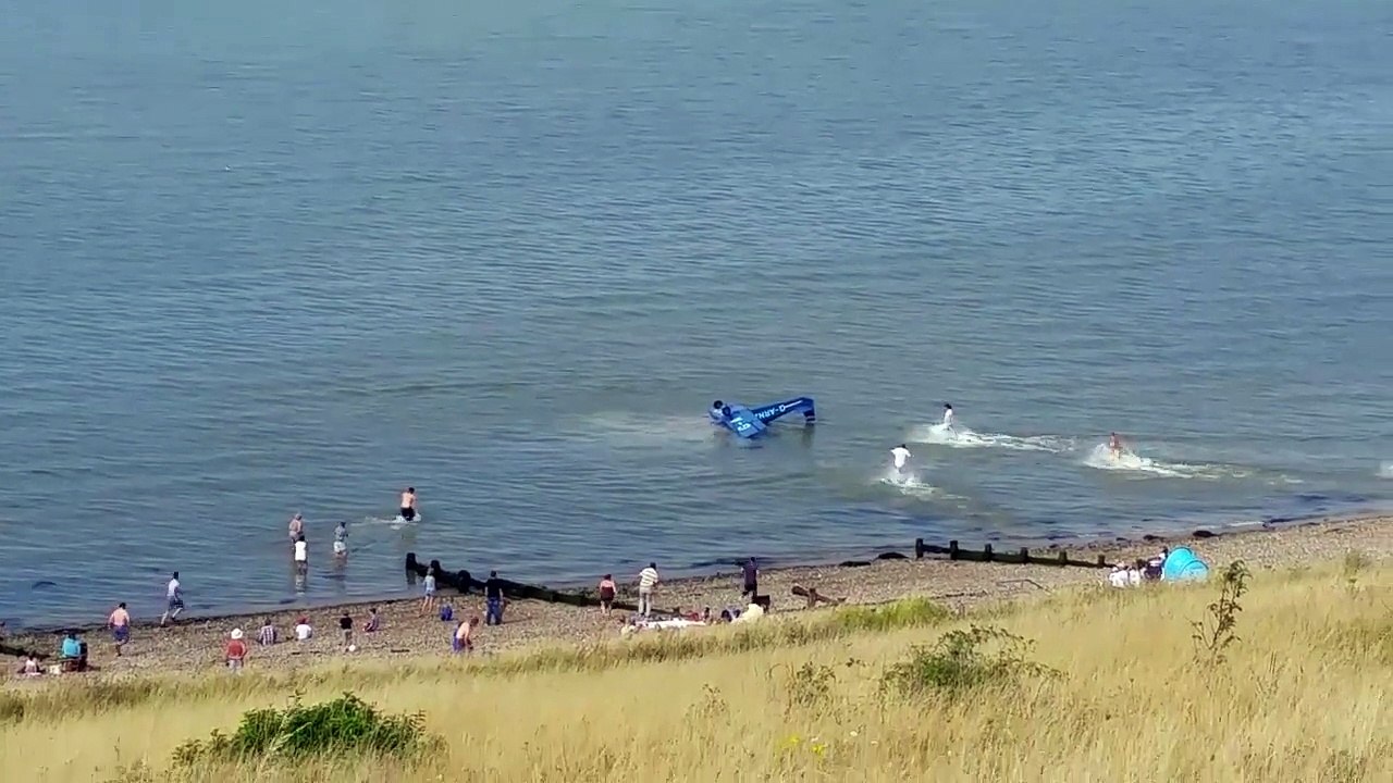 Un avion se retourne après un amerrissage d’urgence (Angleterre)