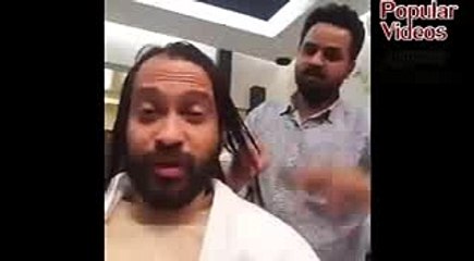 Waqar zaka introduced his barber while having Hair cut