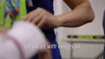 Michael Phelps le enseñó  a medallistas olímpicos como arreglar las medallas para una foto