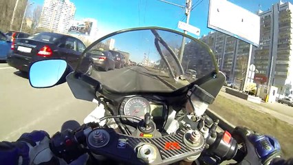 Ce motard roule à fond dans la circulation et se crash !