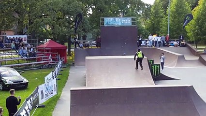 Un agent de sécurité humilie un jeune en BMX