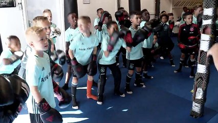 AJAX TV - Jongste Ajax-jeugd in de boksring