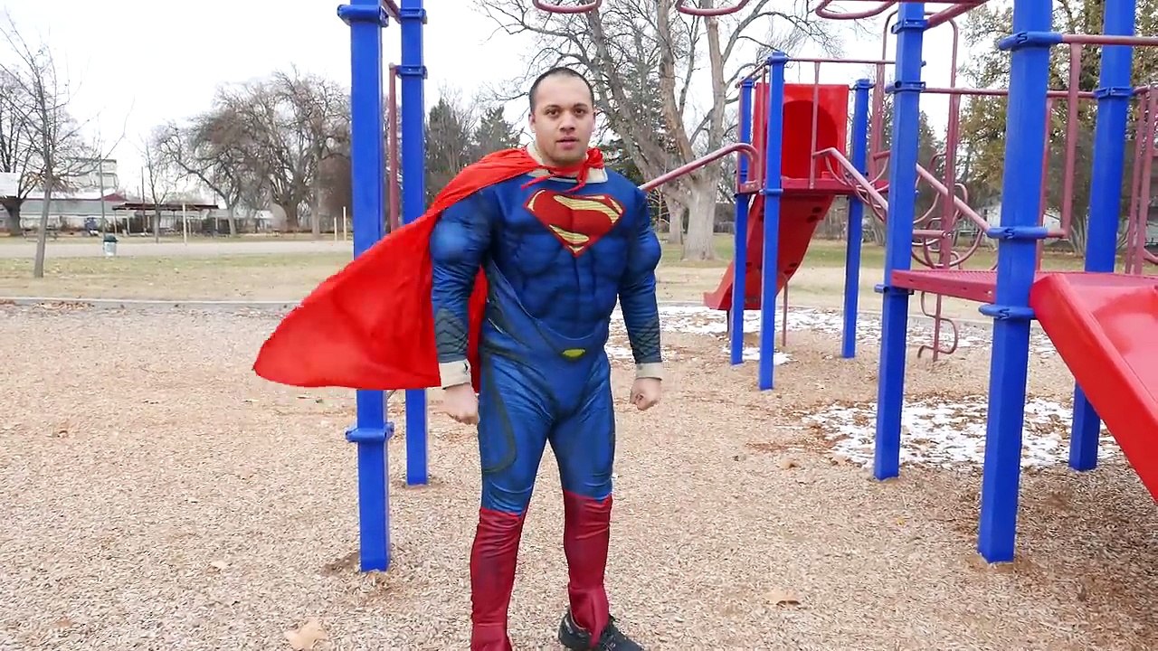 Бэтмен против Супермена Superhero битвы в реальной жизни