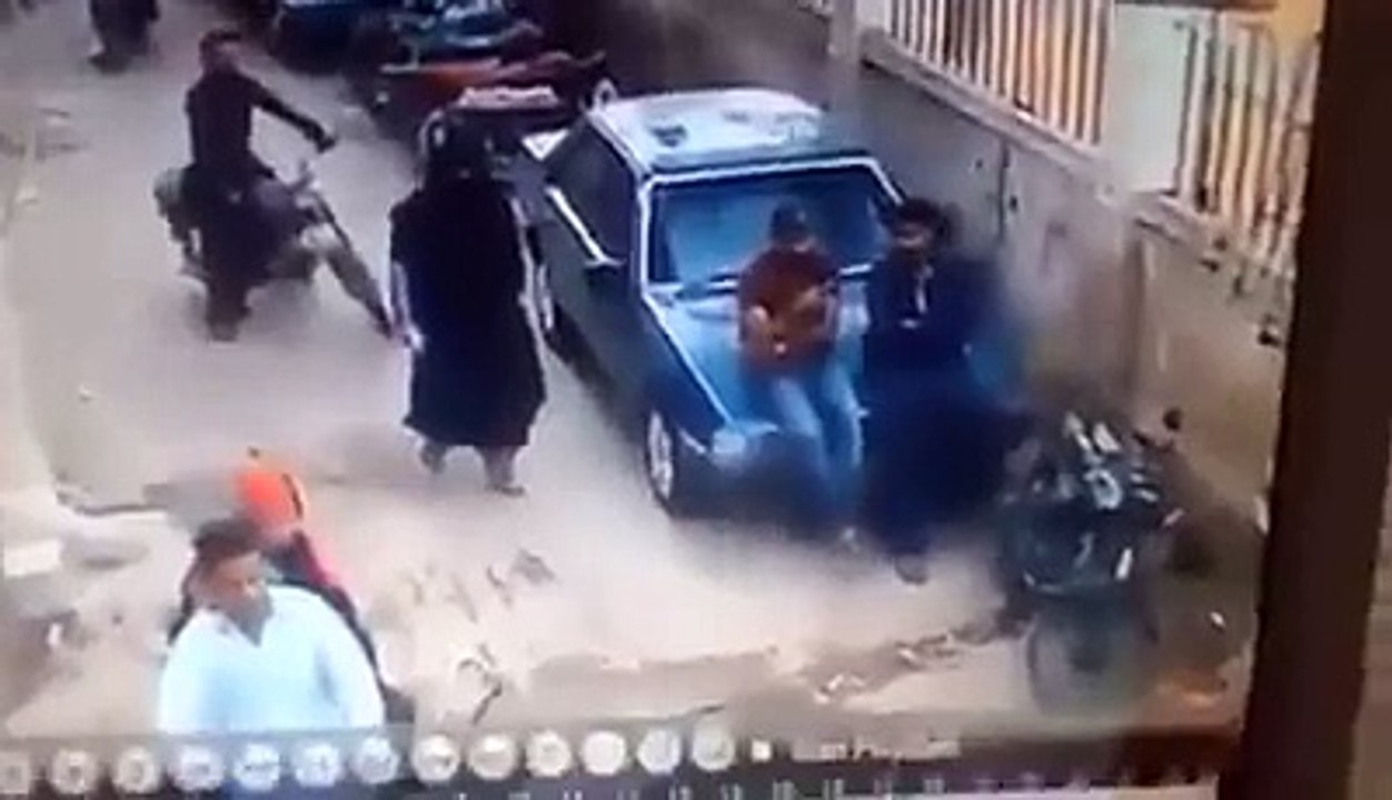 Robber in karachi at road