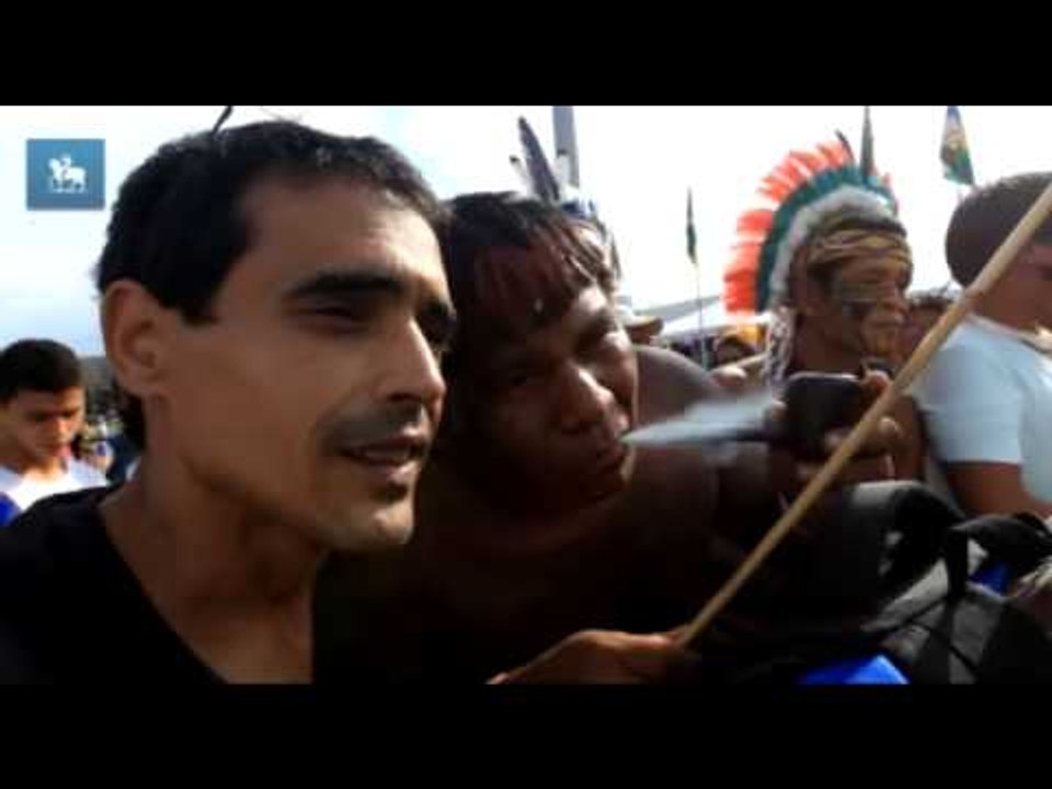 Índios param carro de deputado durante protesto em Brasília