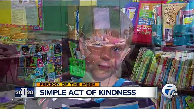 Il voit qu'un élève ne peut se payer à manger, alors il apporte des dîners pour 295 élèves dans le besoin!