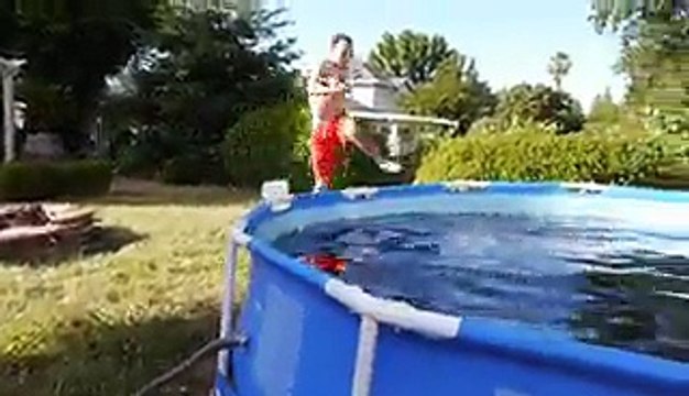 Il jette un seau de Mentos dans une piscine remplie de Coca. Le résultat étonne la toile !