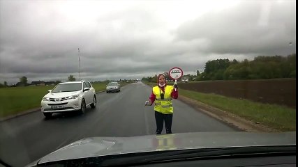 ¡Controladora de tráfico baila con la señal en plena carretera!