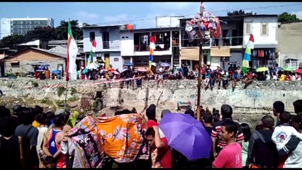 Panjat Pinang di Tengah Kali Sekretaris, Kampung Rawa, Kebon Jeruk