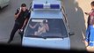 Une russe explose le pare-brise dun véhicule de police avec ses pieds