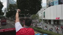 Multitud de personas en Singapur dan la bienvenida a su primer oro olímpico