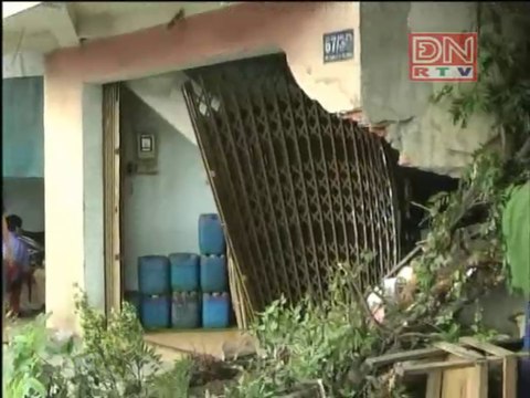 Biên Hòa- Xe tải tông vào nhà, hai người may mắn thoát hiểm