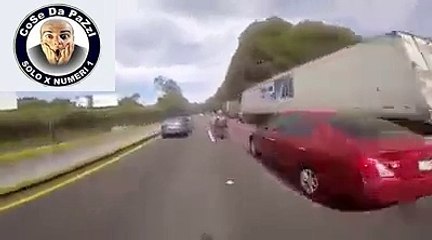 tira il freno a mano mentre sta in velocità